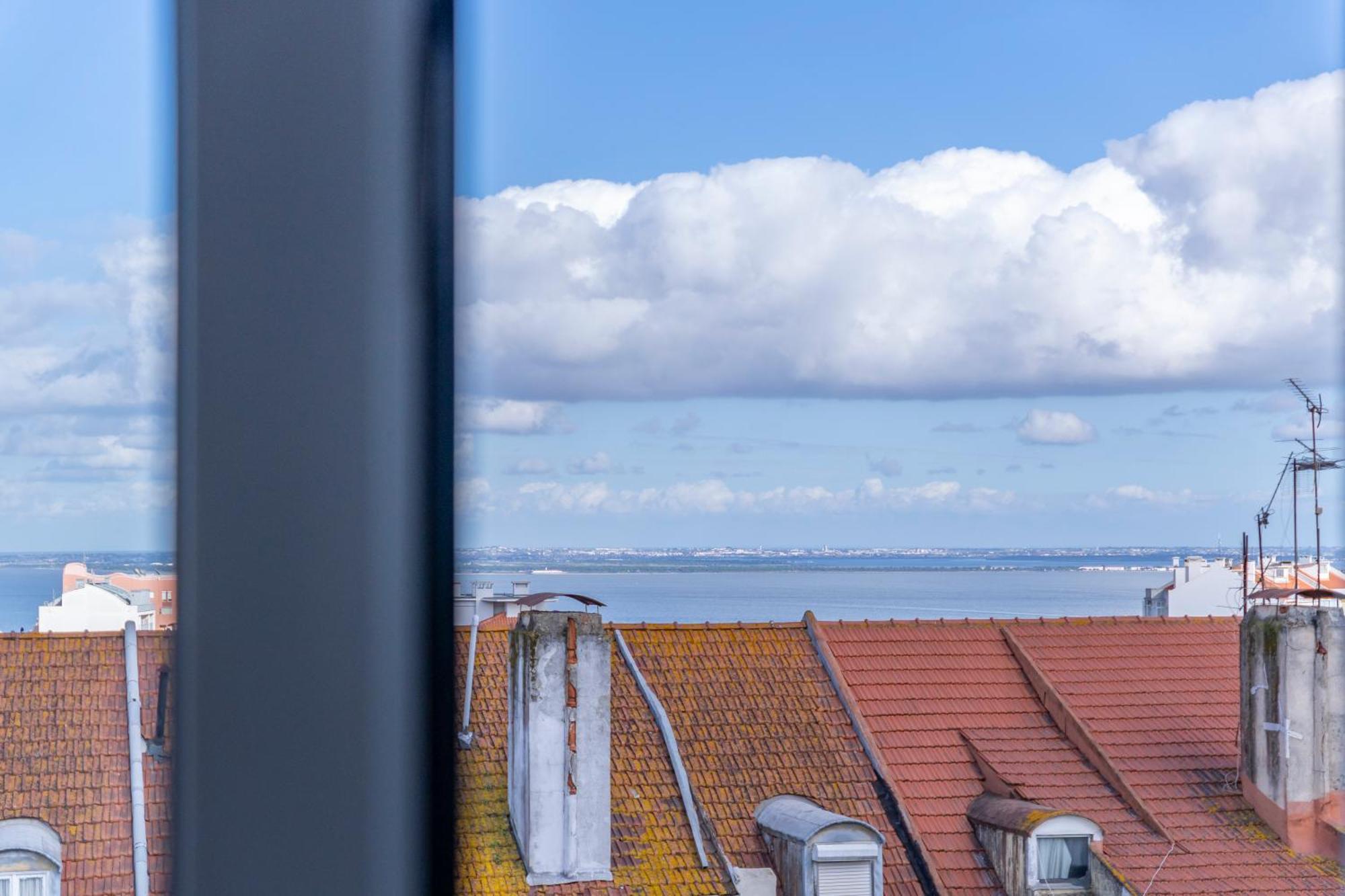 Superb Apartments Overlooking Graca In Lisboa Szoba fotó